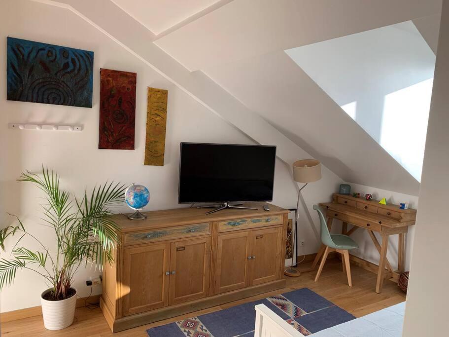 Charmant Studio A Proximite De La Gare Rer A Chatou Exterior photo